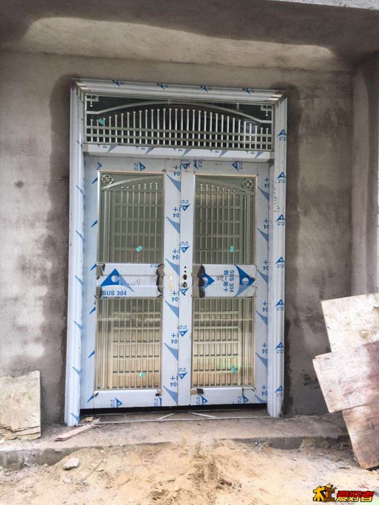 找人来装了门和防盗网
