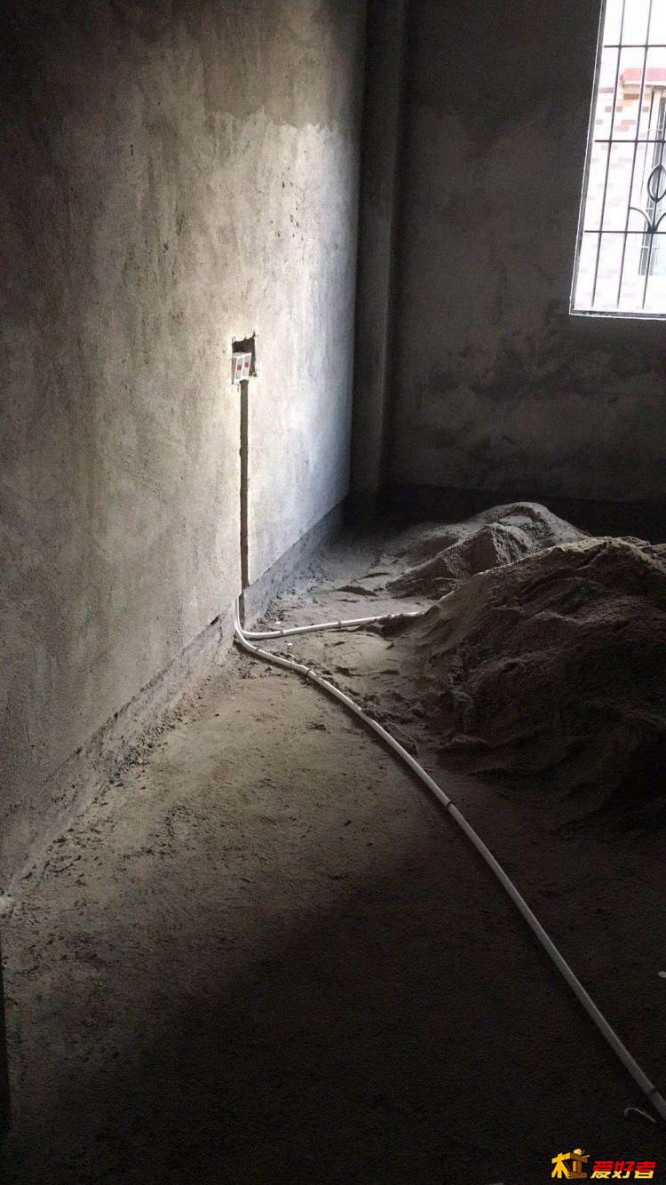 开好线槽布了管