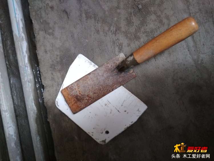 教大家怎么轻松涂防水1.工具狠重要，滚筒不行，反正我觉着不行，把水分都吸了，越涂越.jpg