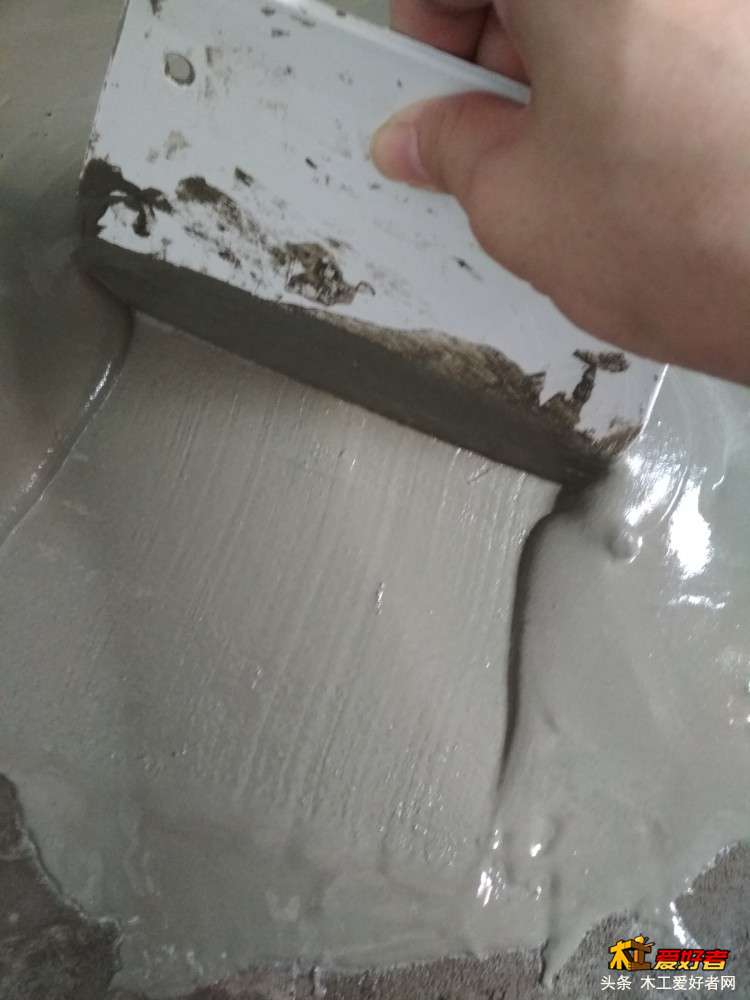 教大家怎么轻松涂防水2.倒地上，适量，这时候还能抹开没搅拌均匀的颗粒呦.jpg