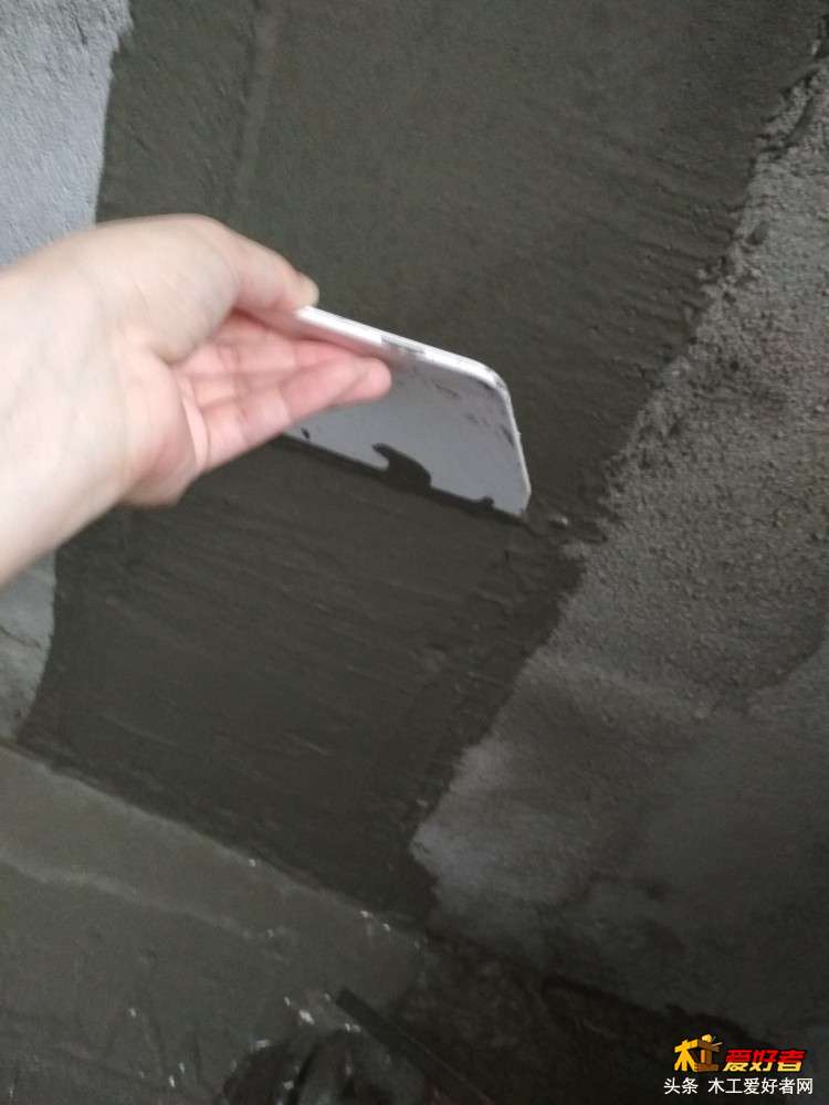 教大家怎么轻松涂防水3.往上抹.jpg