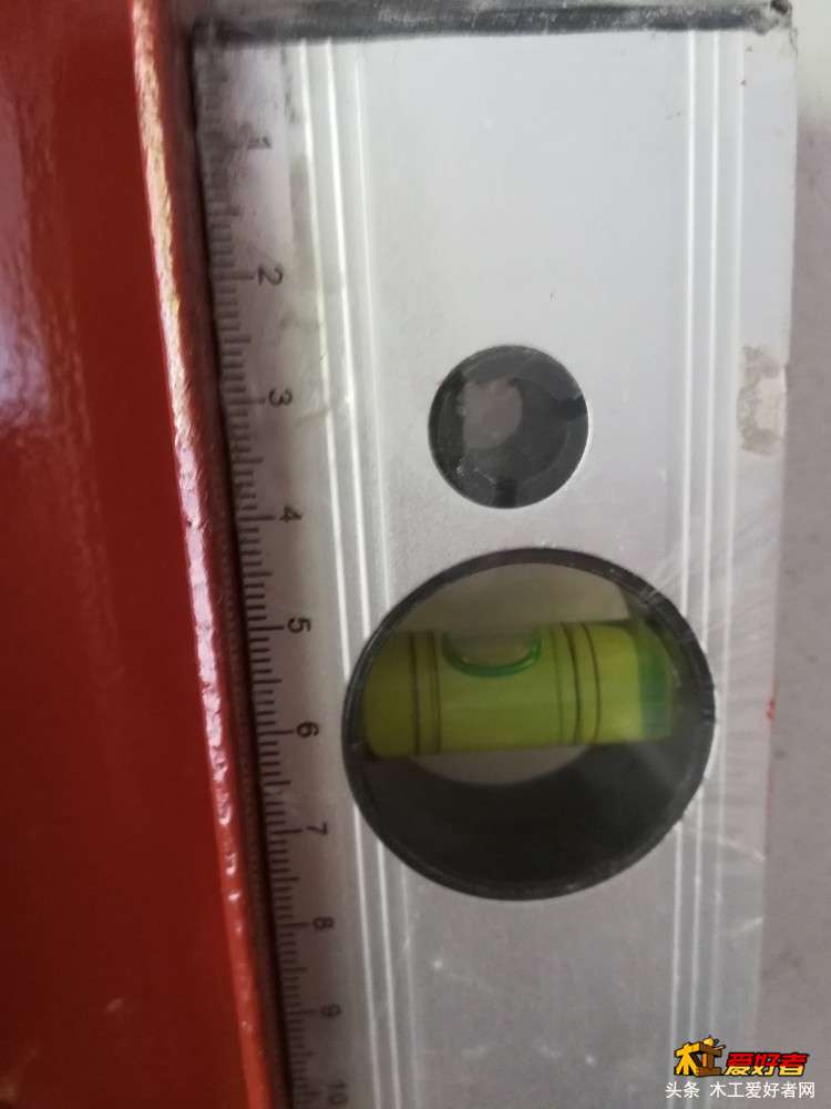 每个立柱都用水平尺检查