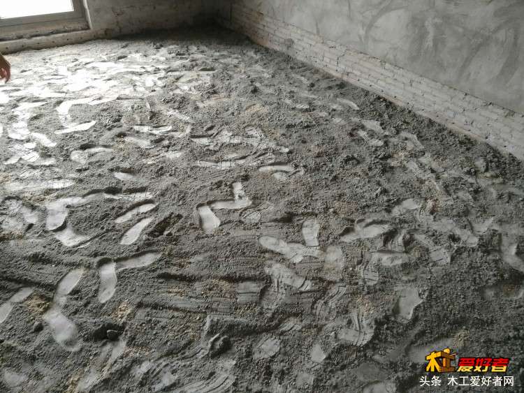 压了一遍之后，再将表面的石粉混合上水泥。30平方左右用了4包水泥。