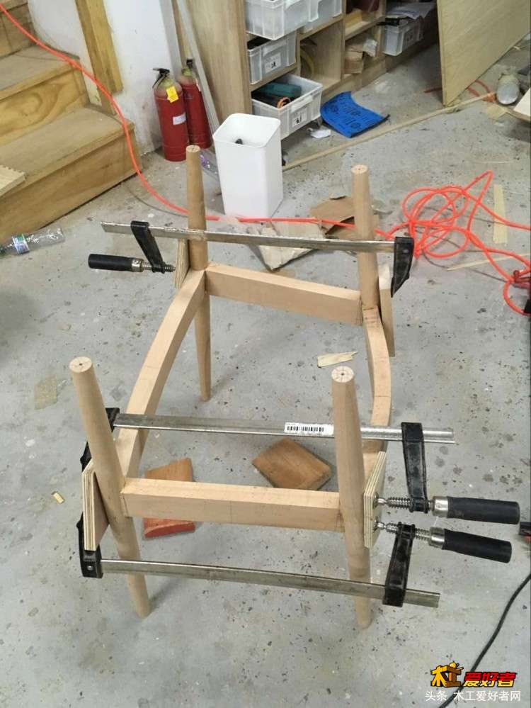 腿和围板组装起来