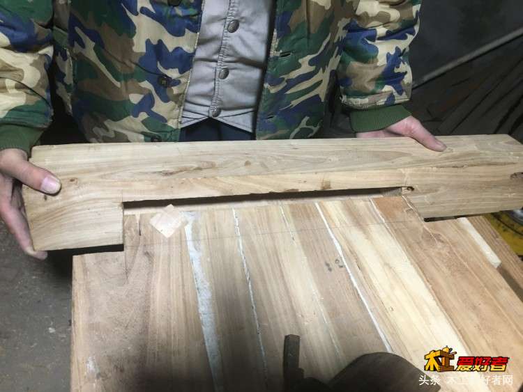 铁翰堂木工桌制作流程图(3封边处理） (1).JPG