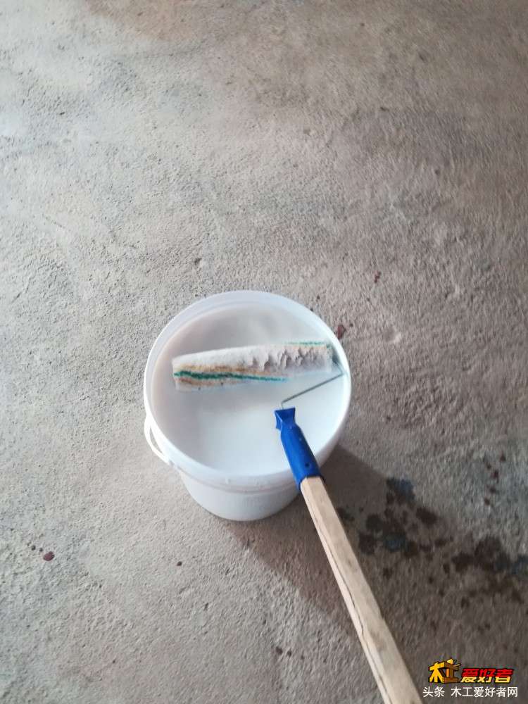 开始刷界面剂，，界面剂就是胶水
