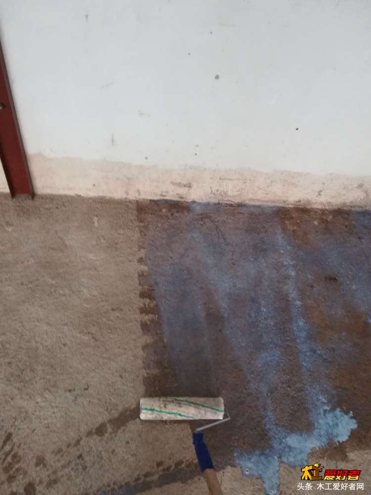 开始刷界面剂，，界面剂就是胶水