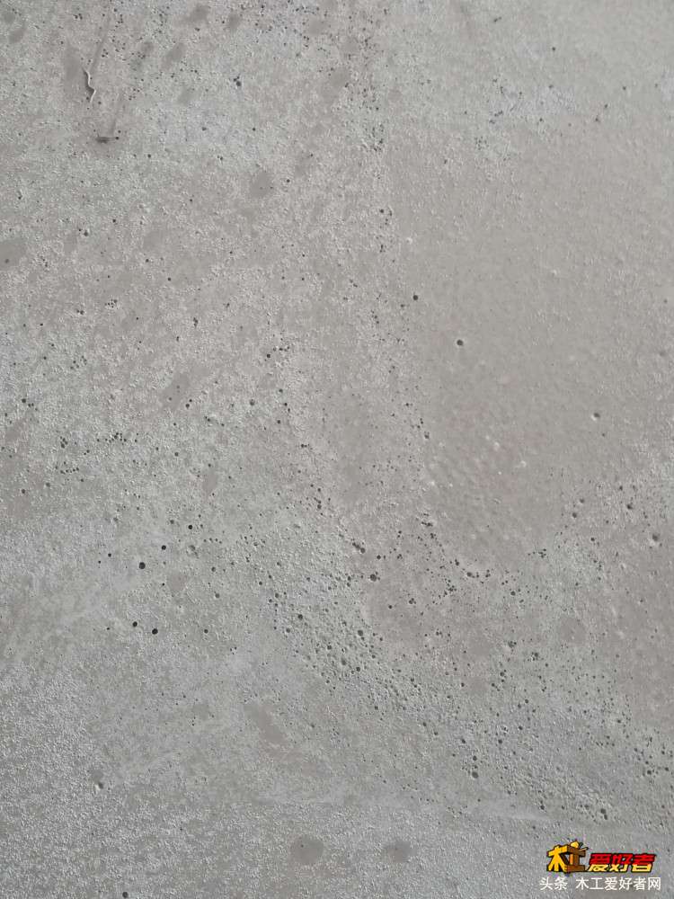 做完地面，全部是气孔，有些没有弄界面剂的，全部是空