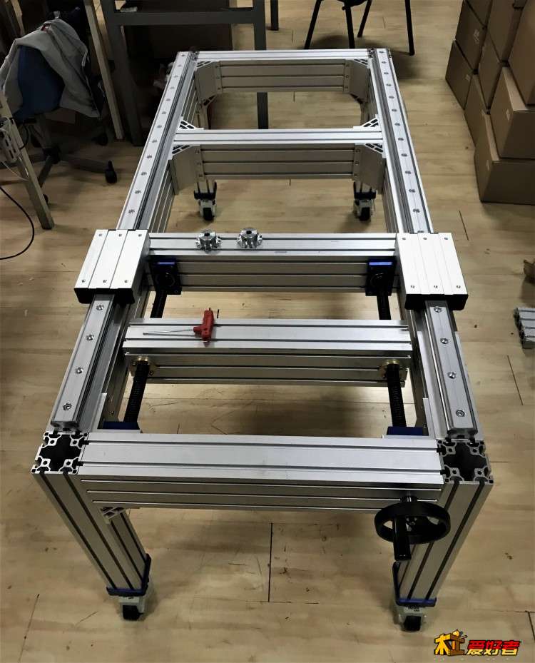 我的工作台，还没完工，可以参考一下，用的5mm厚的型材，行程x600，Y300，Z1200