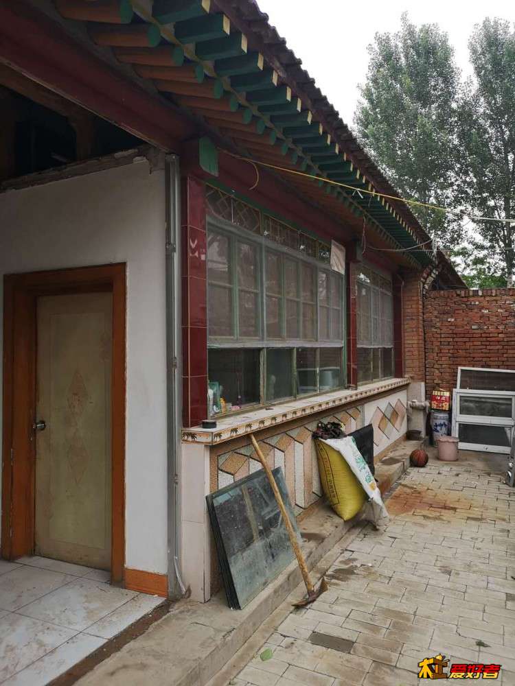 还有两间没拆完，先临时休息用