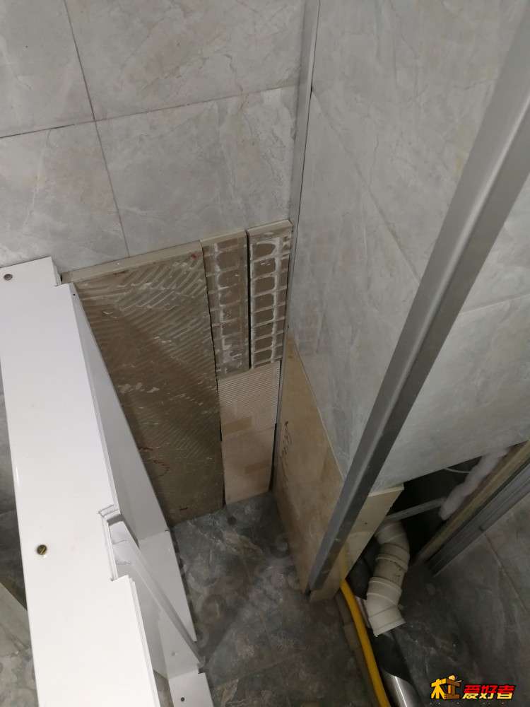 靠近墙壁的有碎瓷砖