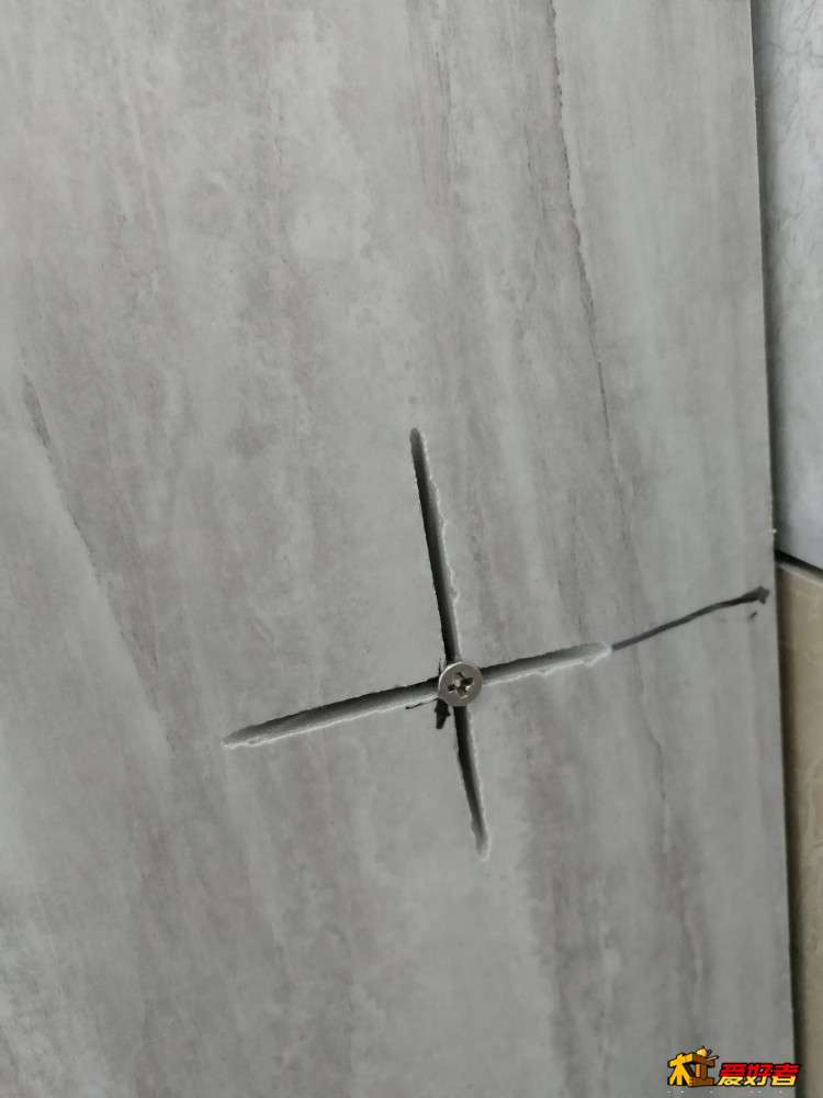 固定靠近墙壁的隔板