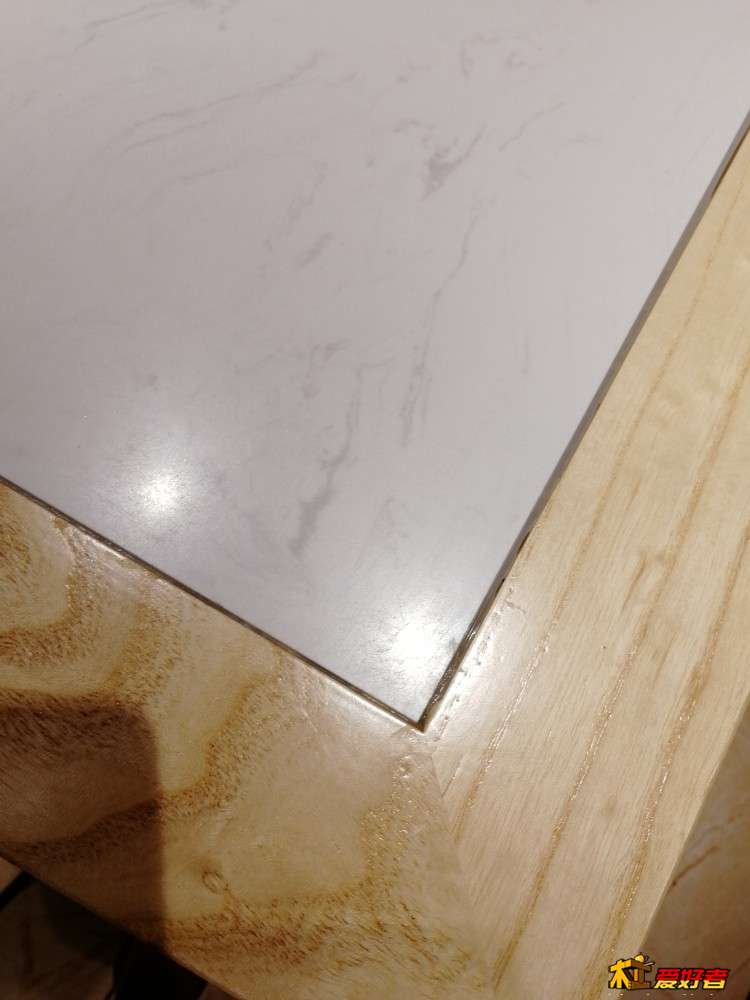 白色瓷砖和木头结合，瓷砖嵌入在木头中，我觉很不错！！