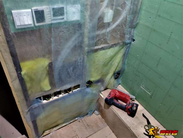 书房控制墙面下半部分覆盖简单气密塑料布.jpg