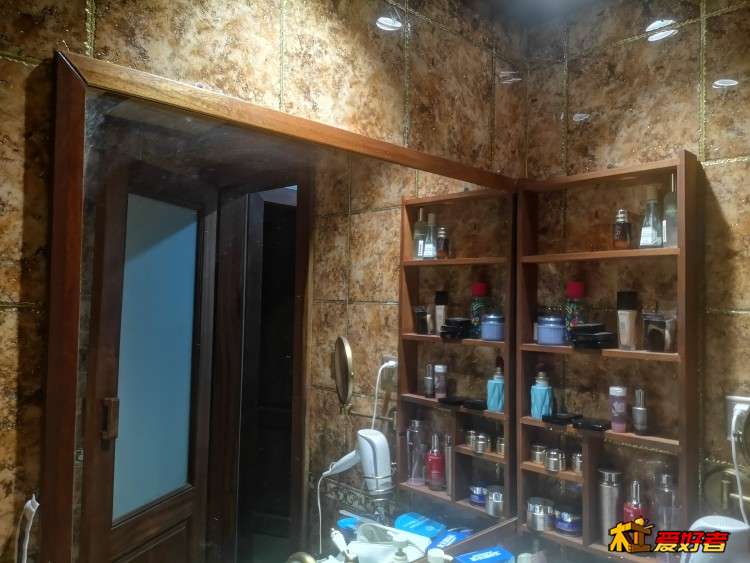 化妆品这样用起来比较方便，洗手台也能清净点儿。