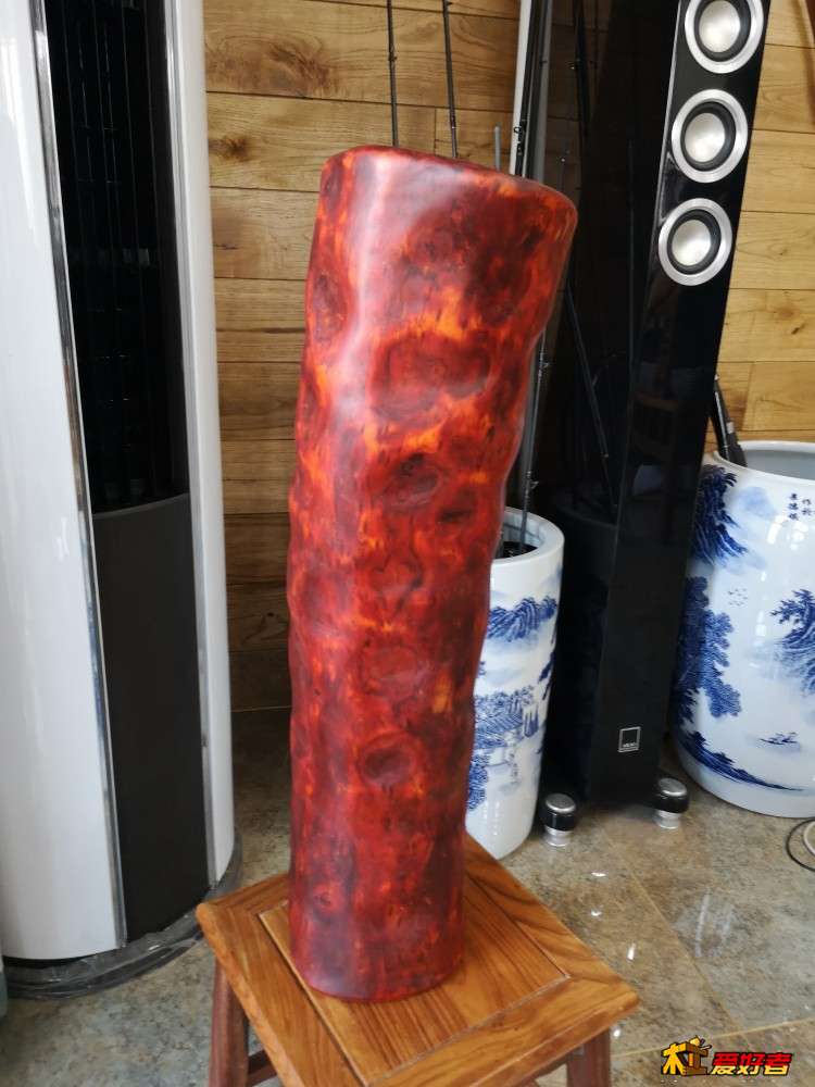 等胶干的时候，随便做了个摆件，是一根血檀的老死料，金星爆满，油性足，树皮都能沉水，打磨的时候一直出油 ...
