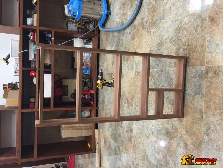 还是用废料给媳妇儿做了个化妆品架子，省的放在抽屉里找来找去。
