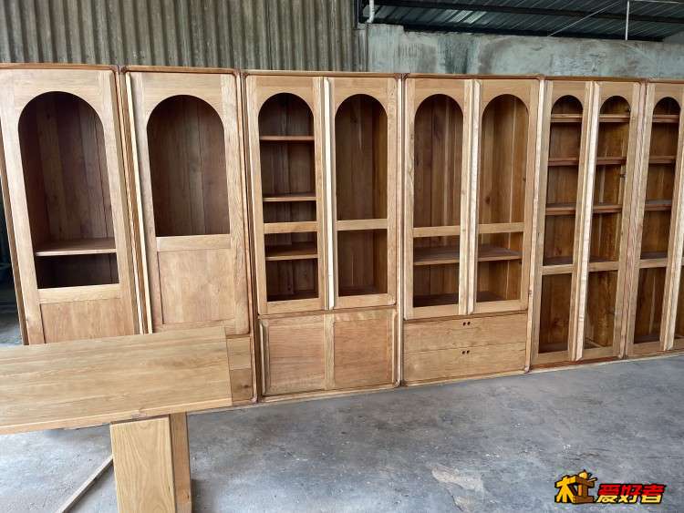 樱桃木书柜和衣柜