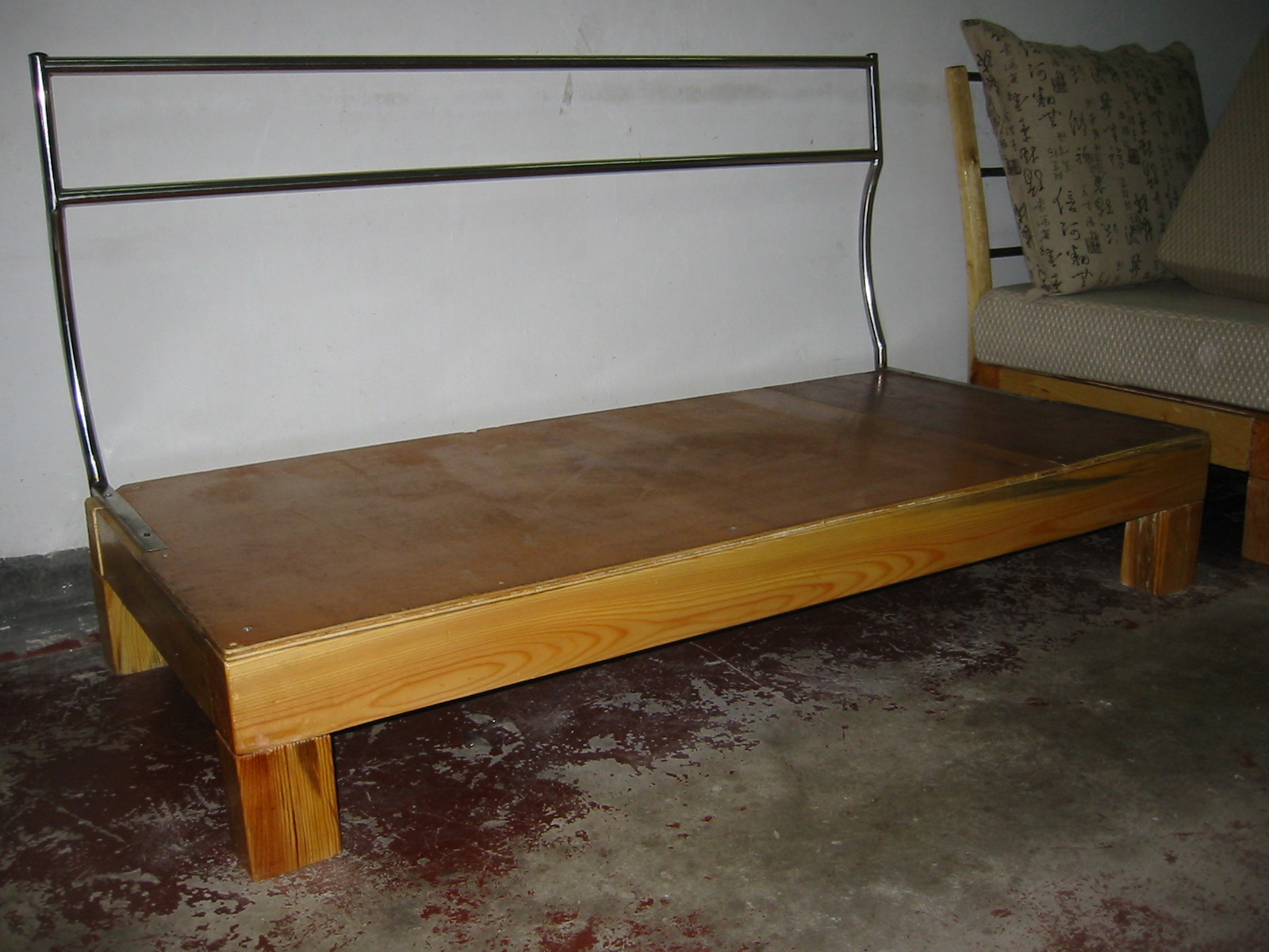 未放垫子的三人座,可以看到结构了吧