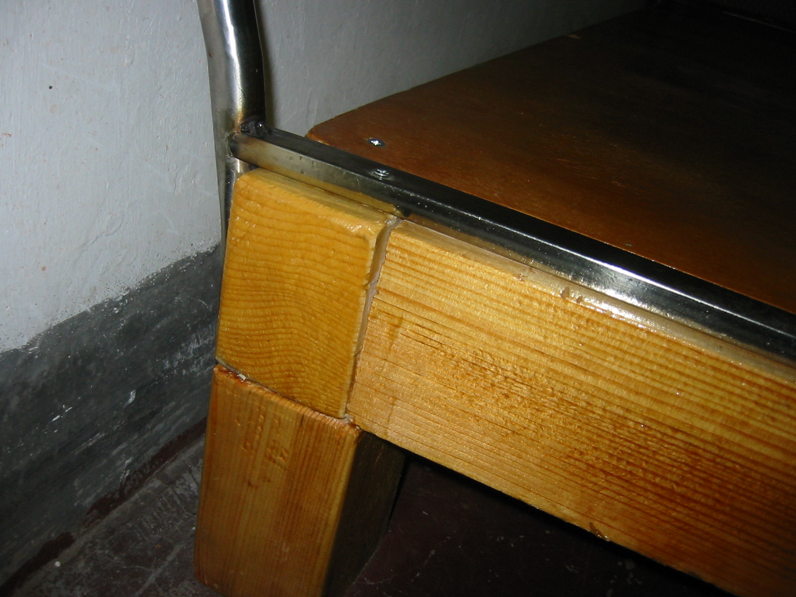 靠背钢架的安装,钢架是订做的,120元.