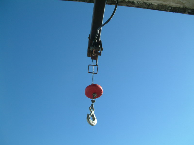 伸出的吊臂和吊钩