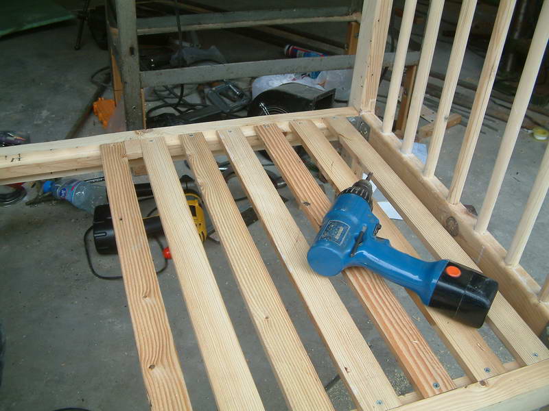 开始安装床板，木条间留空以利于透气