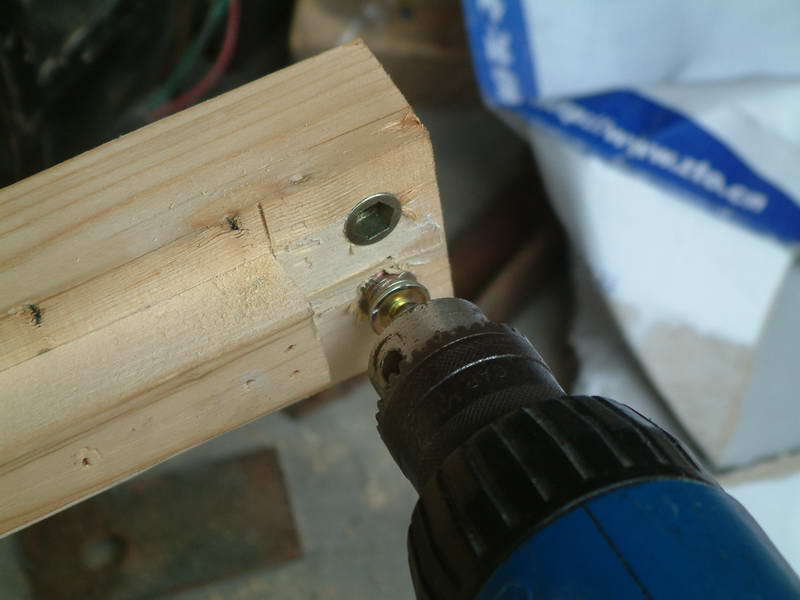 床梁上2M8螺母固定