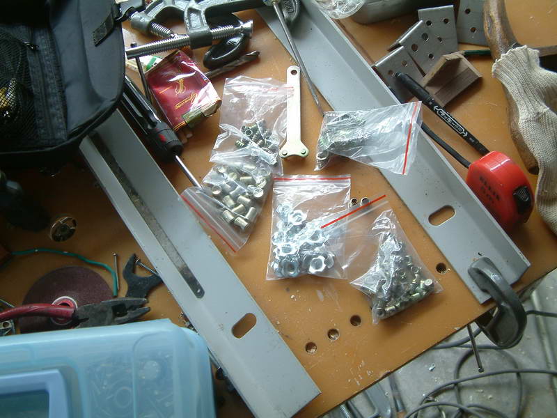 买了五种五金件，今天用上2种旋入的螺母