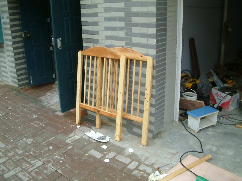 床头，颜色比原来加深了一些