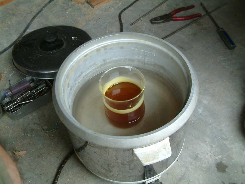 蜂蜡经过滤，保温中