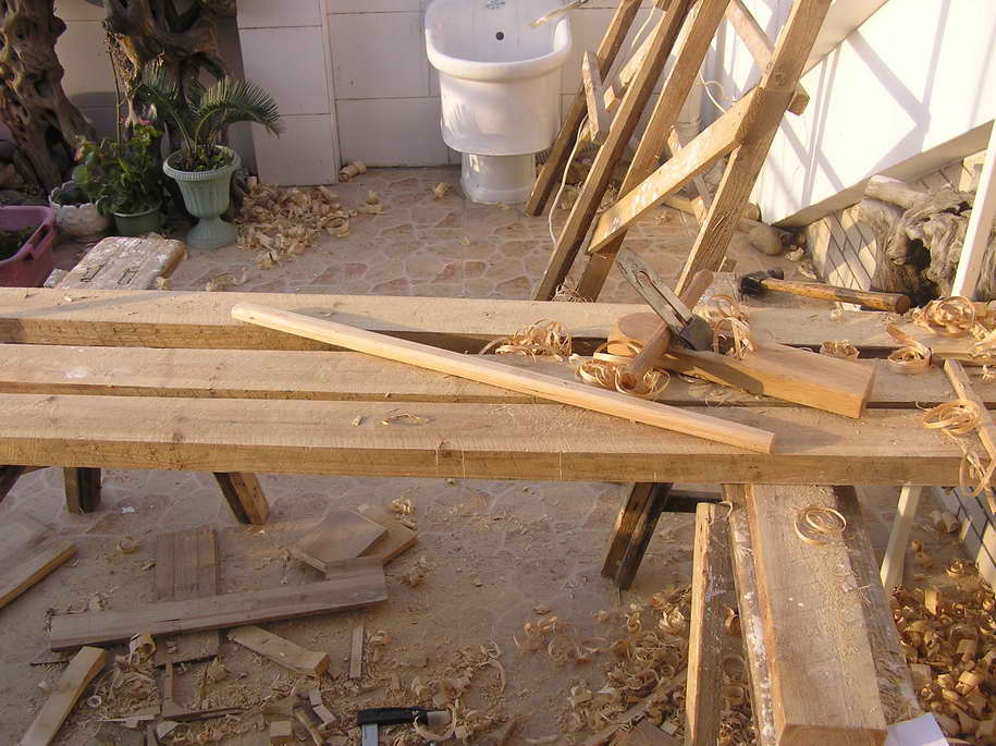 削扶手用木棍,太难削圆了,后悔前天把破拖把扔了,那拖把棍可是好东西啊