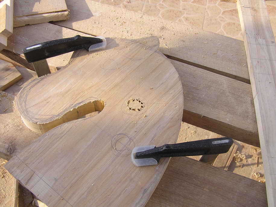 钻装扶手用的洞,没有开孔器,土法炼钢吧