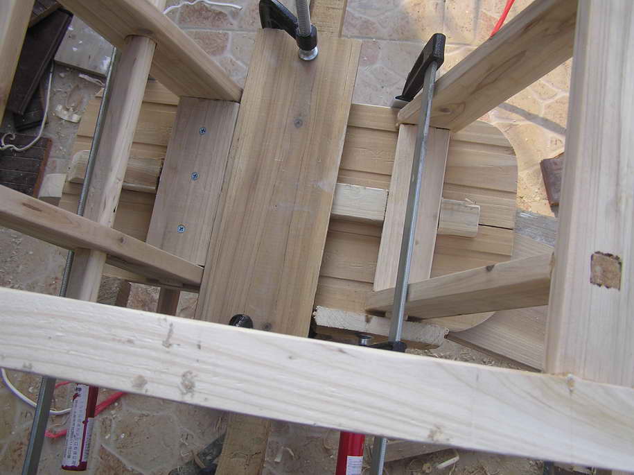 安全起见,打上六个螺丝