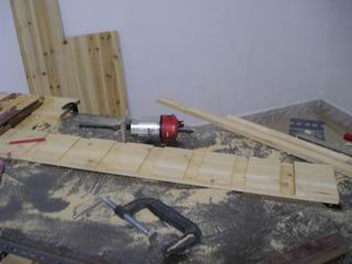 开始作床头的方格。今天才发现不能这样，本是想省点事，一起开槽，然后锯成小条，今天拼的时候才知道错了， ...