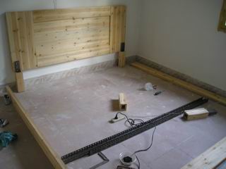 床头装饰部分的方格还没作好，也是学坛子里一位兄弟的，迫不及待装起来先！