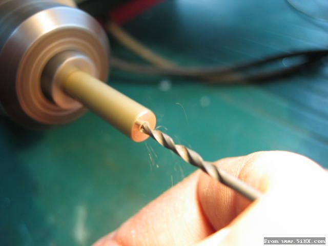 上大钻头（这里用的是1.9mm，为配2mm直径的轴)：