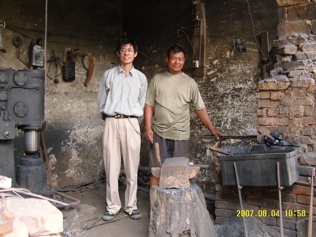 与清凉寺铁匠第五代传人李振海合影