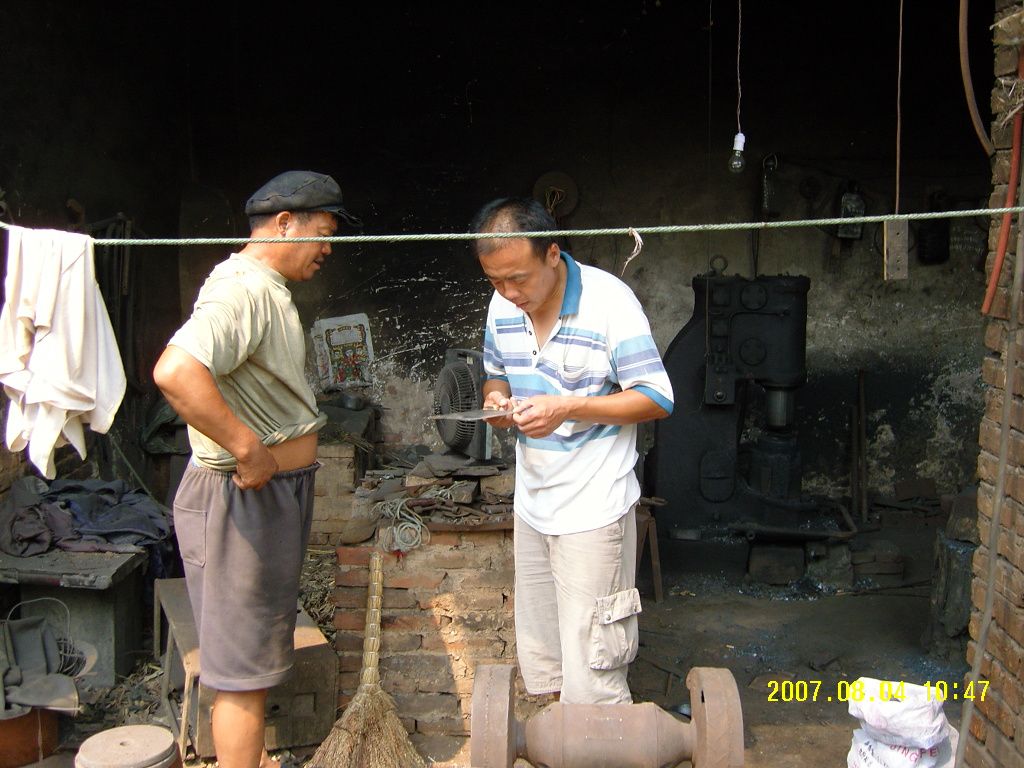 与清凉寺铁匠第五代传人李振海合影