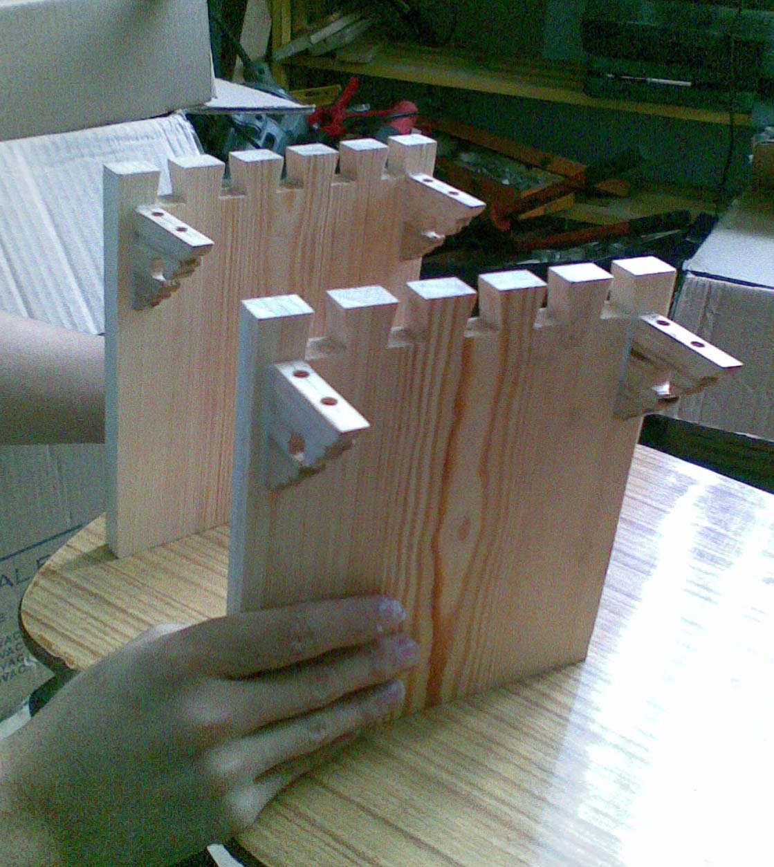 角牙上胶，装入腿板