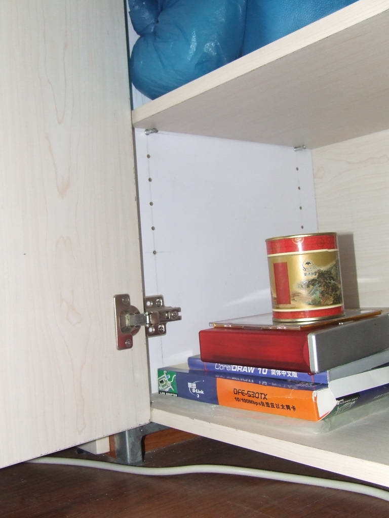 柜子里面的高度调节孔