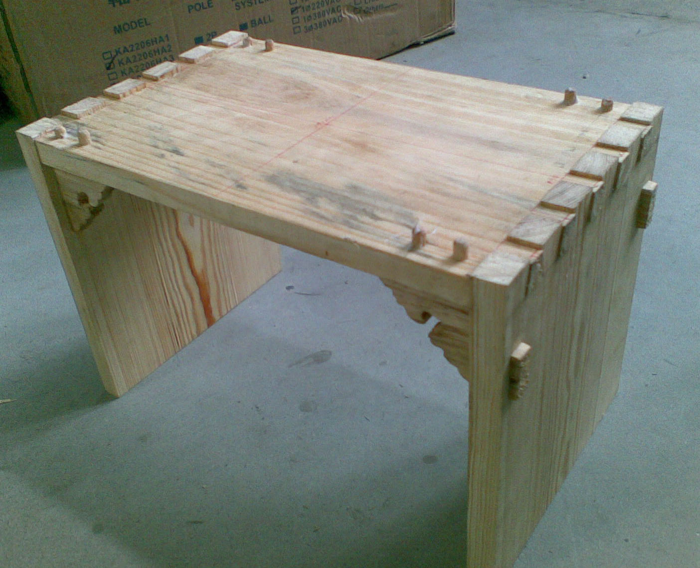 上胶组装后的凳子