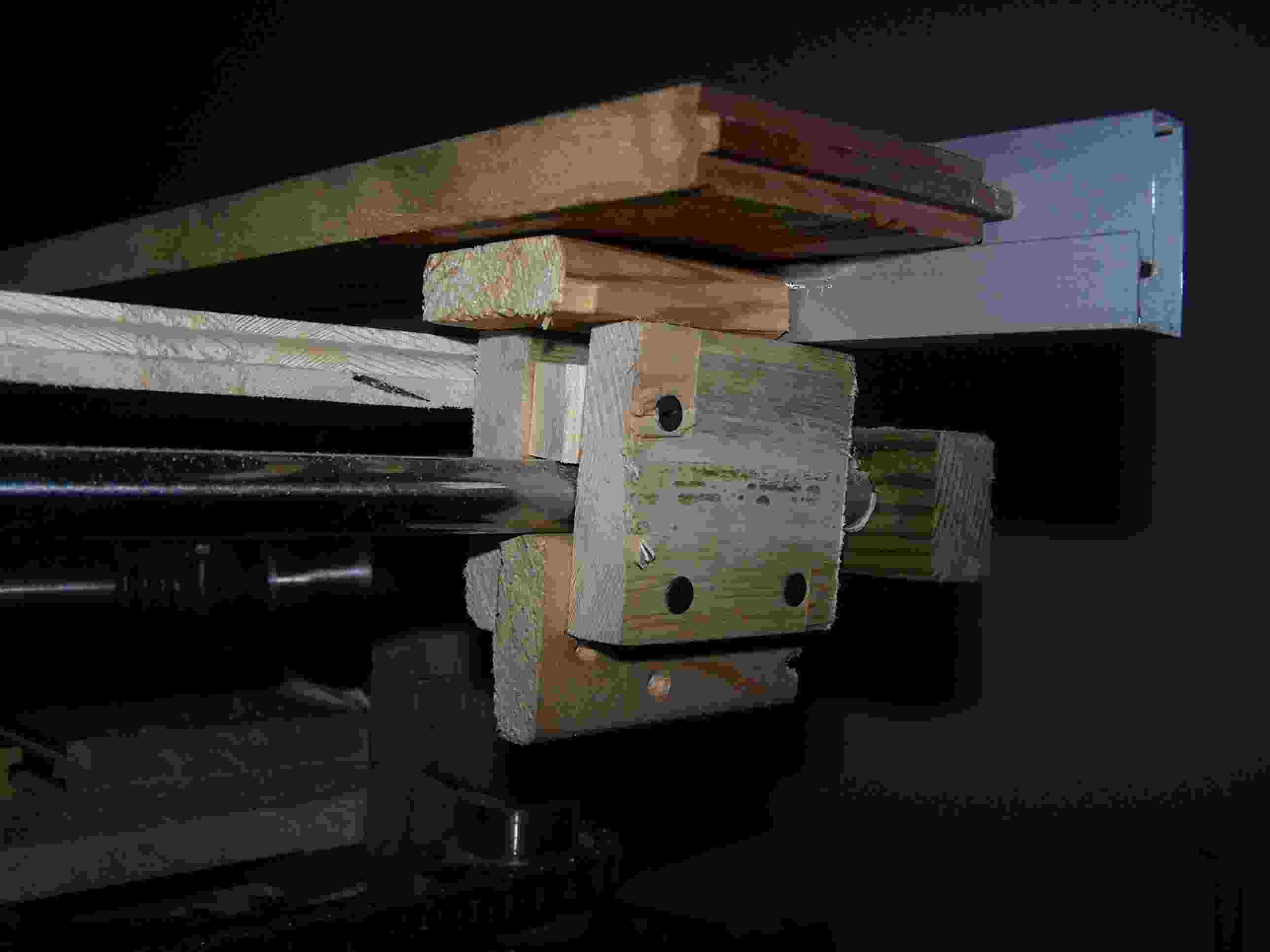 用四个木片夹住滑轨，还是跑偏