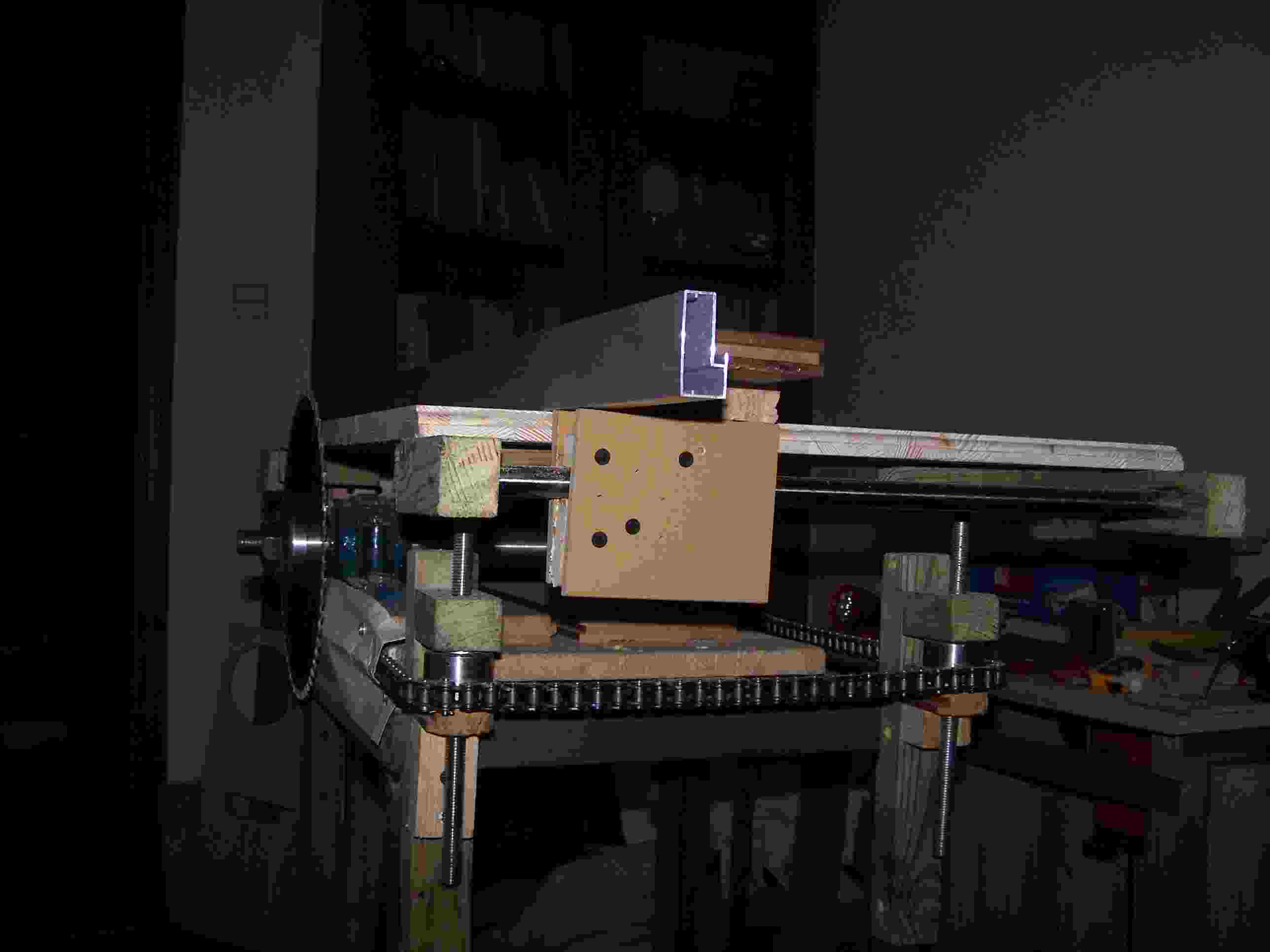 升降桌面是用齿轮做的，有点粗糙