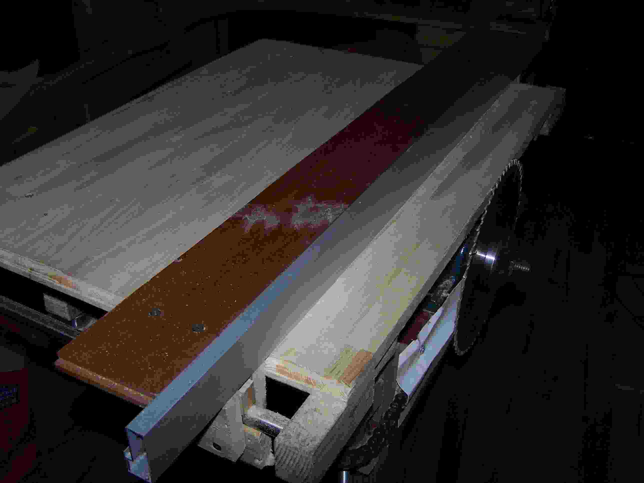 铝合金靠山，太软，加个木地板加强一下，但精度没有保证，用起来很麻烦