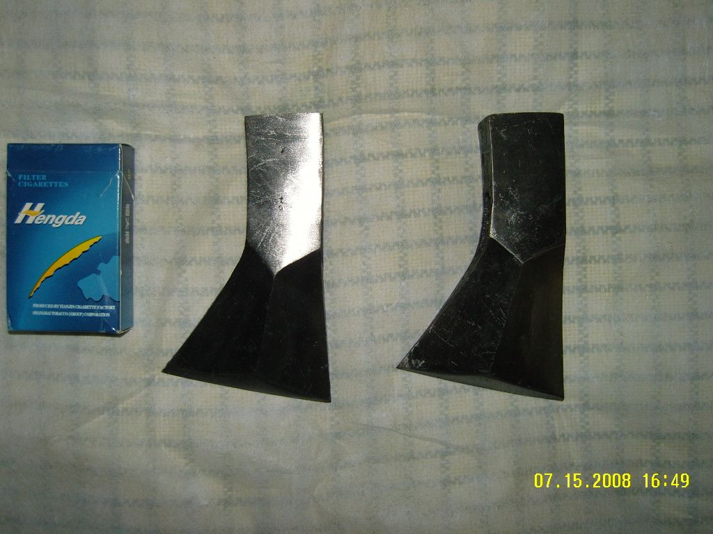 带勒筋的单刃斧，制作时铁匠用小锤打出勒筋，这种结构可增加斧的强度
