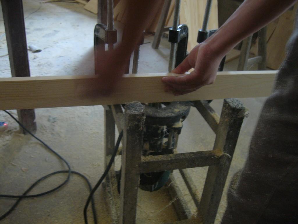 凳子不稳，有些晃动。