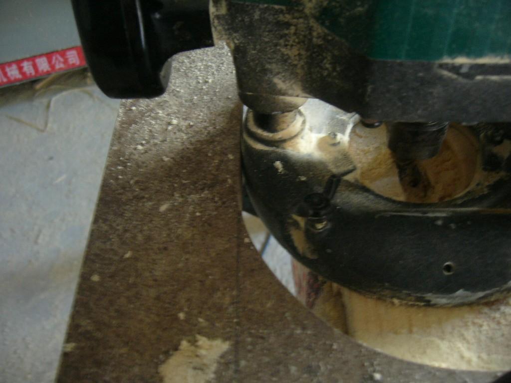 手按住雕刻机随模板转