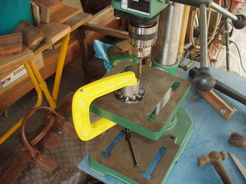 在戒指上钻3个孔