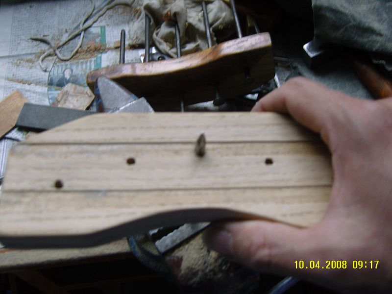 装钉时用力拧动，使圆钉插透靠板后，再用锤子敲击深入