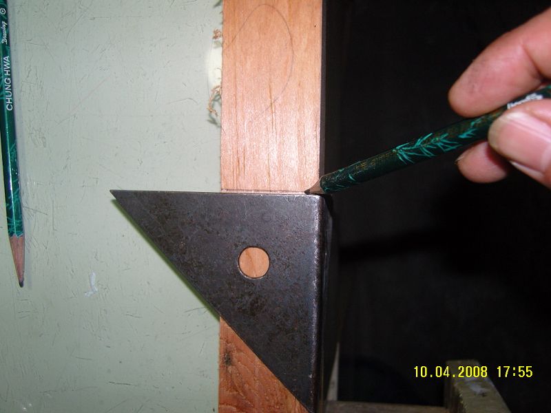 铅笔划线，确定榫眼长度